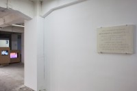 https://salonuldeproiecte.ro/files/gimgs/th-37_5_ Veda Popovici - The Migrant’s Monument, 2014 - reader, plaster plaque, 90x72 cm.jpg
